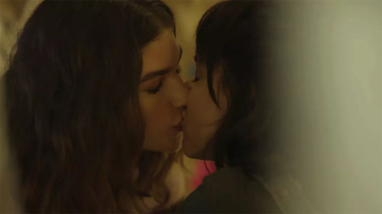 Lica e Samantha se beijam em Malhação