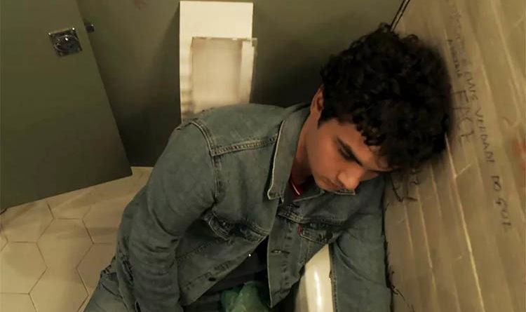 Kavaco desmaiado no banheiro - Malhação Vidas Brasileiras