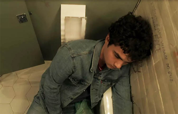 Kavaco desmaiado no banheiro - Malhação Vidas Brasileiras