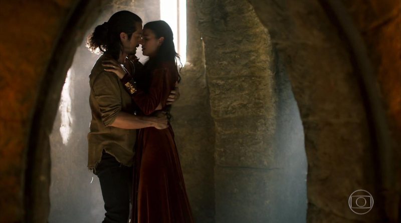 Catarina e Afonso se beijam em Deus Salve o Rei (Foto: Divulgação)