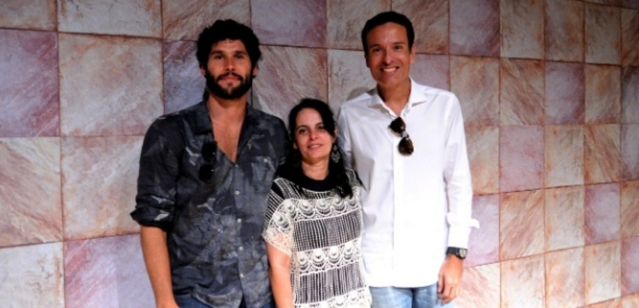 Paula Richard acompanhada de Dudu Azevedo e o diretor Edgar Miranda. (Foto: Reprodução)