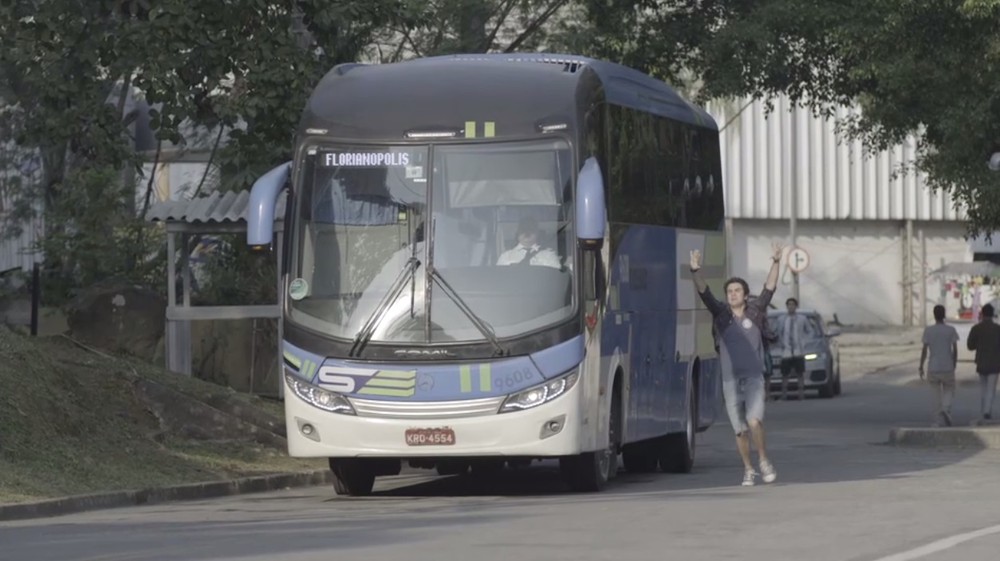 Kavaco corre desesperado em frente ao ônibus em que está Amanda em Malhação (Foto: TV Globo)