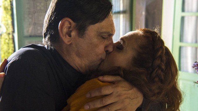 O beijão de Jurandir e Milu em O Sétimo Guardião (Foto: Estevam Avellar/Globo)