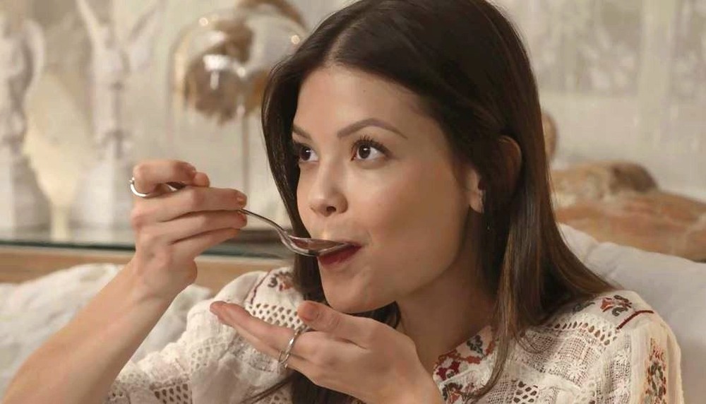 Cris (Vitória Strada) acaba comendo a sopa com o estimulante (Foto: TV Globo)