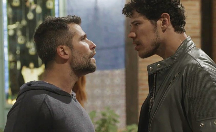 Gabriel e Júnior em cena da novela O Sétimo Guardião (Foto: Reprodução)