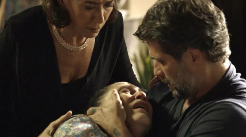 Judith morre nos braços de Valentina e Gabriel na novela das 21h, O Sétimo Guardião (Foto: Reprodução)