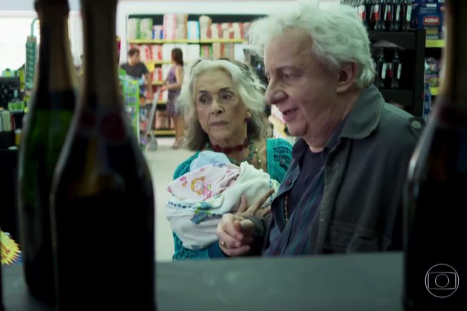 Eusébio e Cornélia em cena da novela A Dona do Pedaço (Foto: Reprodução)