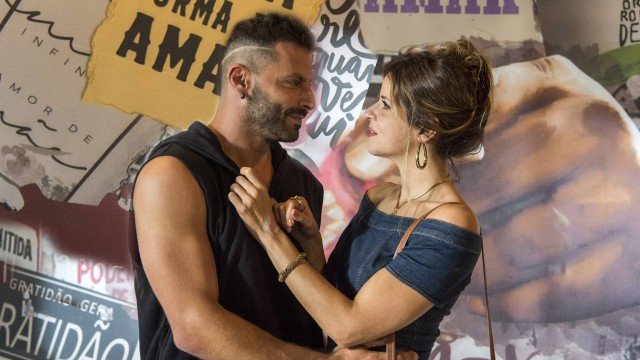 Carla e Madureira vão oficializar o namoro em Malhação (Foto: TV Globo)