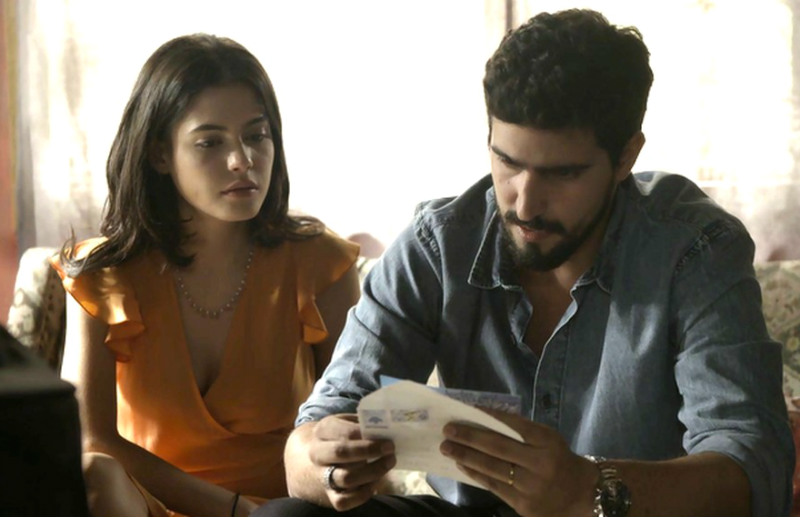 Laila e Jamil em cena da novela das 18h da Globo, Órfãos da Terra (Foto: Reprodução)