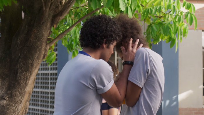 Luan e Alice em cena da novela das 19h da Globo, Bom Sucesso (Foto: Reprodução)