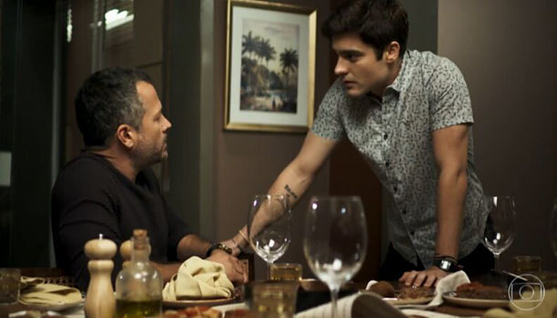 Agno e Leandro em cena da novela A Dona do Pedaço (Foto: Reprodução)