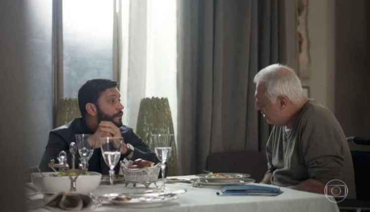 Diogo e Alberto em conversa tensa na novela Bom Sucesso (Foto: Reprodução)