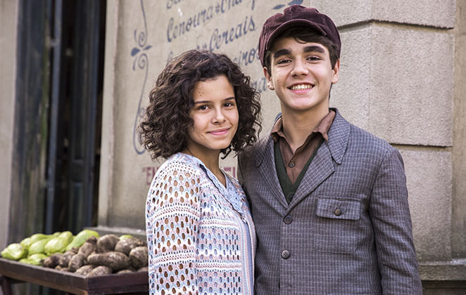 Inês e Carlos em cena da novela das 18h, Éramos Seis (Foto: Reprodução)
