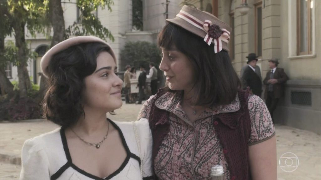 Isabel (Giullia Buscacio) e Clotilde (Simone Spoladore) em Éramos Seis (Reprodução)