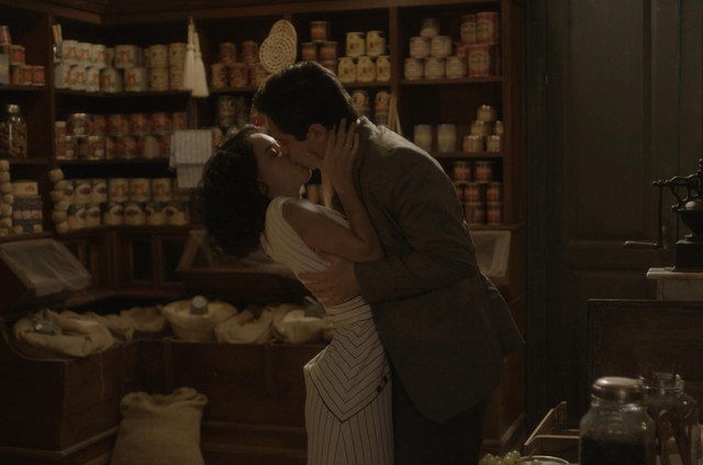 Inês e Carlos aos beijos na novela Éramos Seis (Foto: Reprodução)