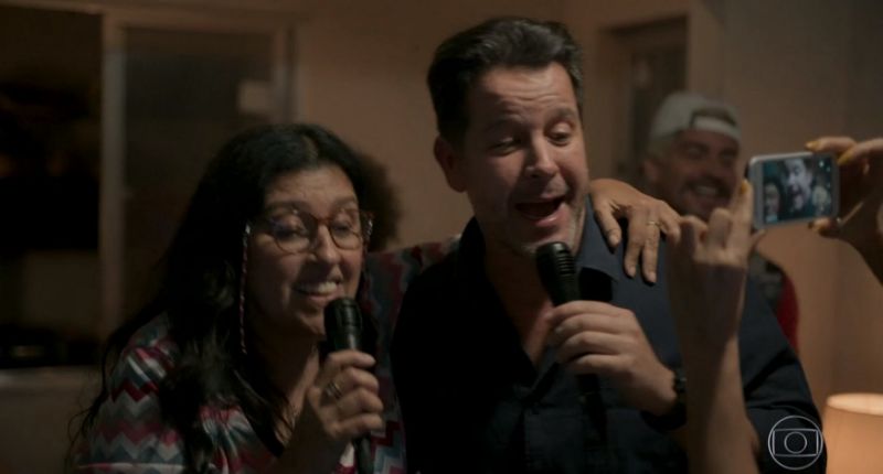 Lurdes (Regina Casé) e Raul (Murilo Benício) em Amor de Mãe. (Foto: reprodução/TV Globo)