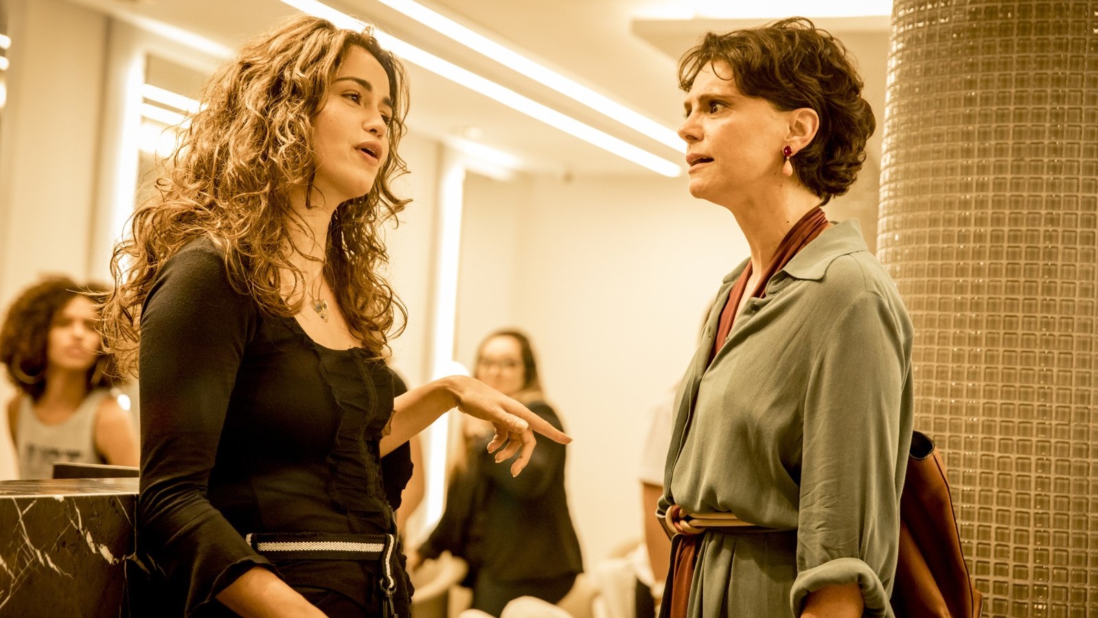 Érica e Lídia em confronto na novela Amor de Mãe (Foto: Reprodução)