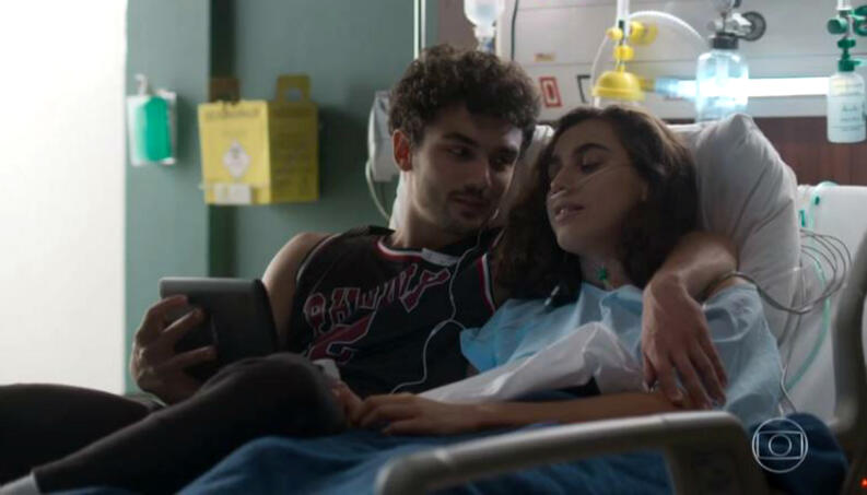 Vicente e Gabriela em cena da novela Bom Sucesso (Foto: Reprodução)