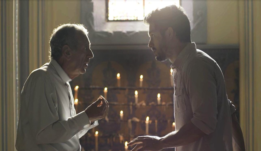 Marcos conversa com padre na novela Bom Sucesso (Foto: Reprodução)