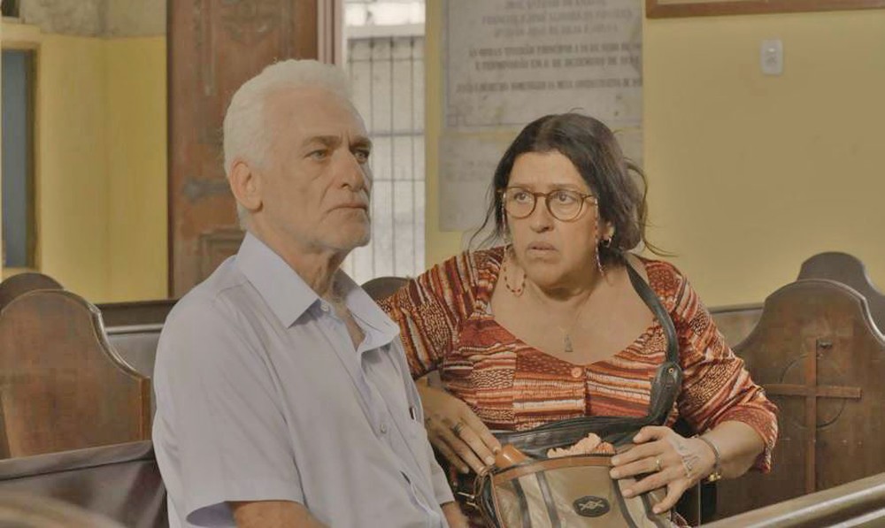 Lurdes e o doutor Gilberto em cena da novela Amor de Mãe Foto: Reprodução)