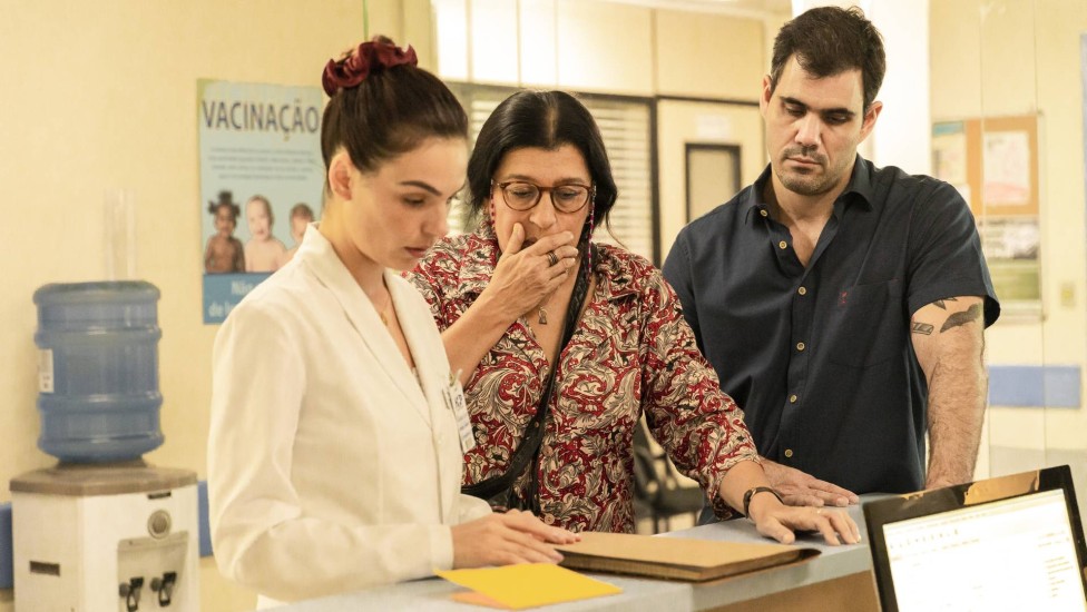 Betina (Isis Valverde) ajuda Lurdes (Regina Casé) e Magno (Juliano Cazarré) em Amor de Mãe (TV Globo/Victor Pollak).