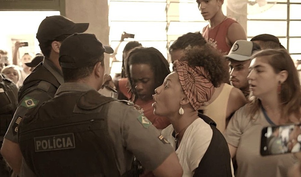 Camila briga com policiais em cena da novela Amor de Mãe - Foto: Divulgação