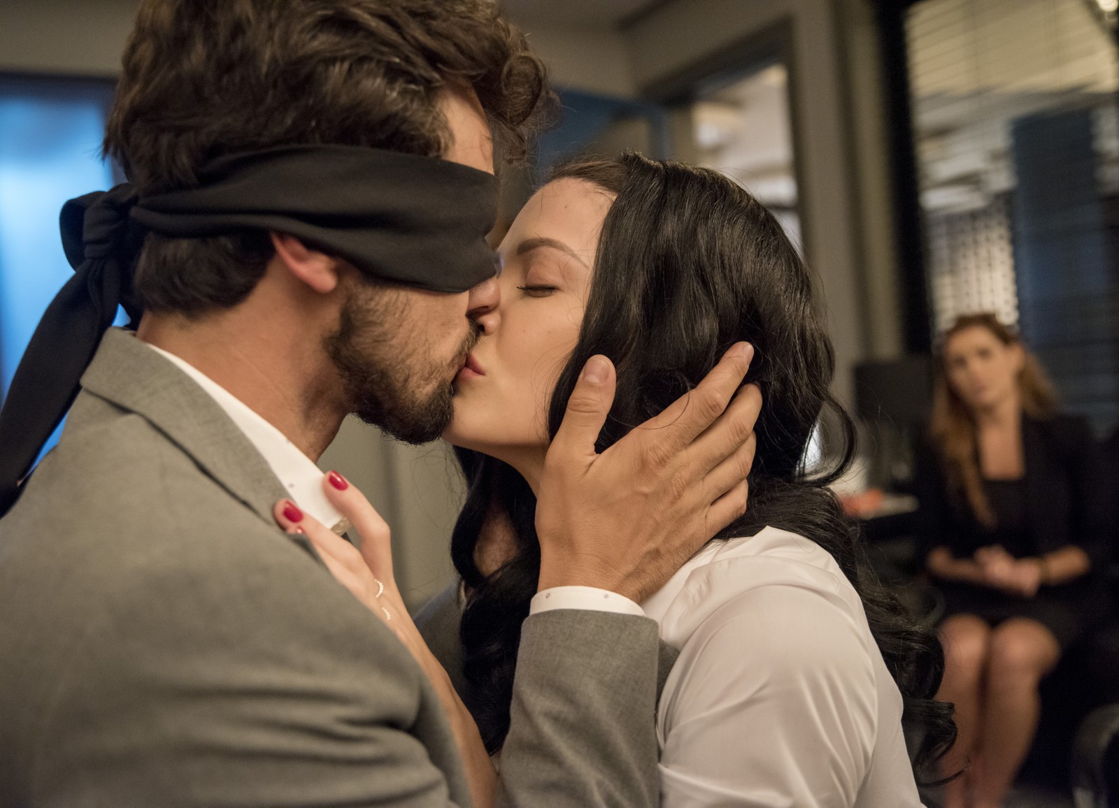 Rafael e Kyra se beijam na novela Salve-se Quem Puder - Foto: Divulgação