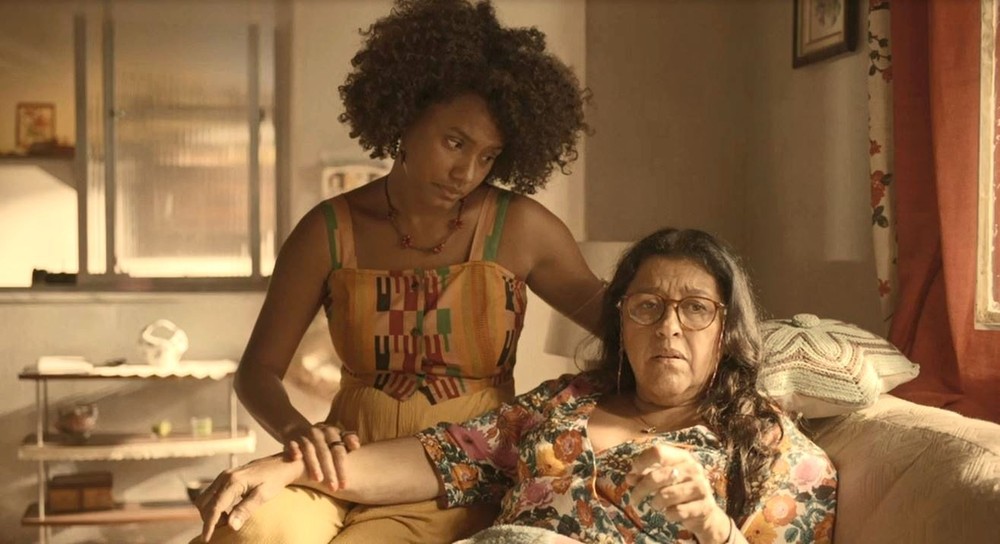 Lurdes e Camila em cena da novela Amor de Mãe - Foto: Reprodução