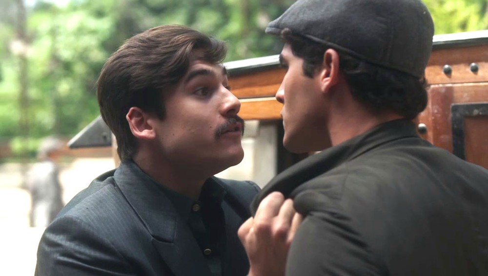 Alfredo e Lúcio brigam por Inês em Éramos Seis - Foto: Reprodução