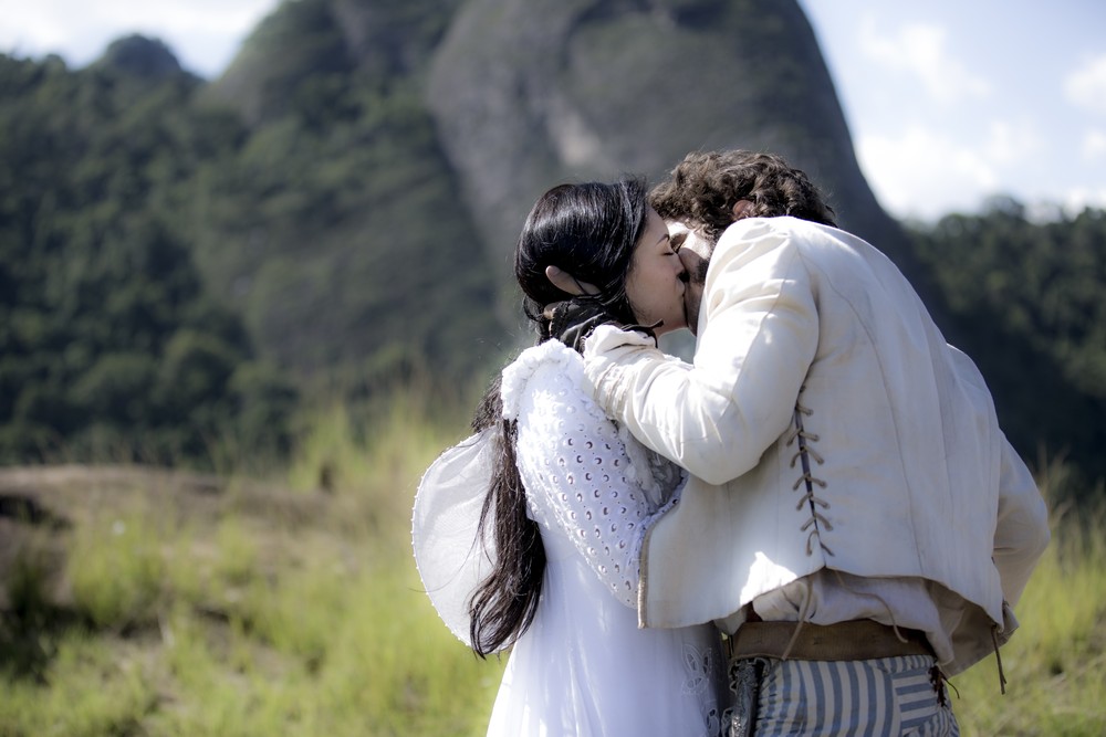 Pedro beijará Anna à força em Novo Mundo - Foto: Reprodução