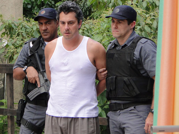 Baltazar é preso na novela Fina Estampa - Foto: Reprodução