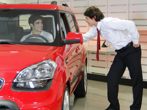Antenor compra carro em cena da novela Fina Estampa - Foto: Reprodução