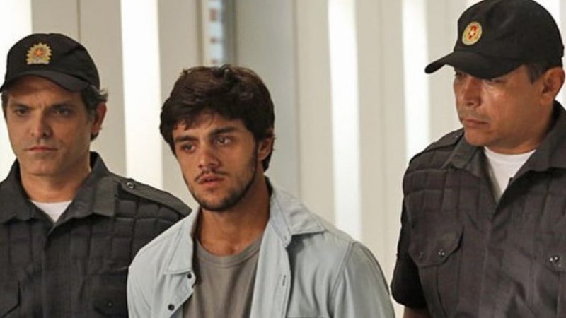 Jonatas é preso na novela Totalmente Demais - Foto: Reprodução