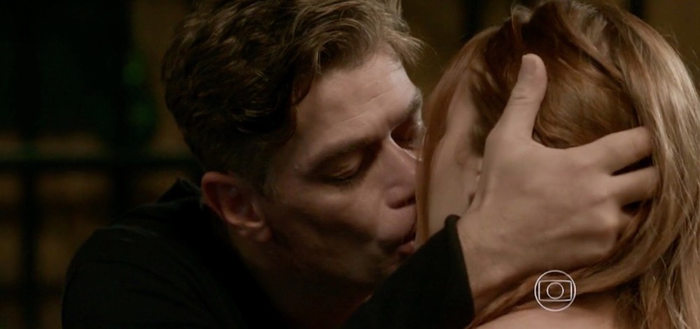 Arthur e Eliza se beijam em Totalmente Demais (Foto: Divulgação)