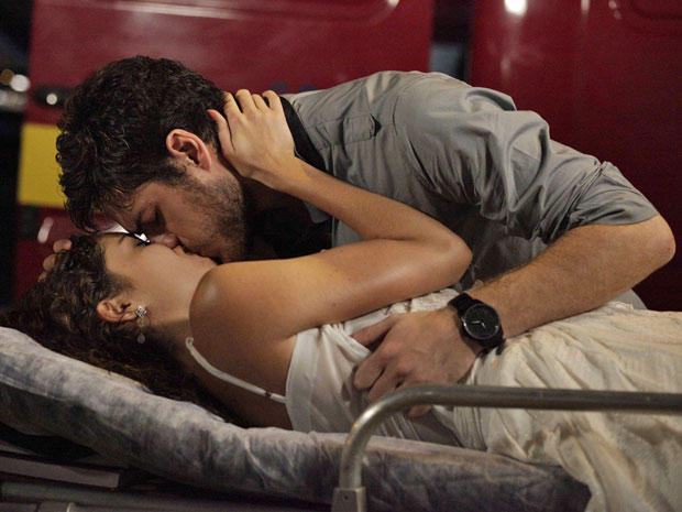 Rafael e Amália reatam namoro em Fina Estampa - Foto: Reprodução