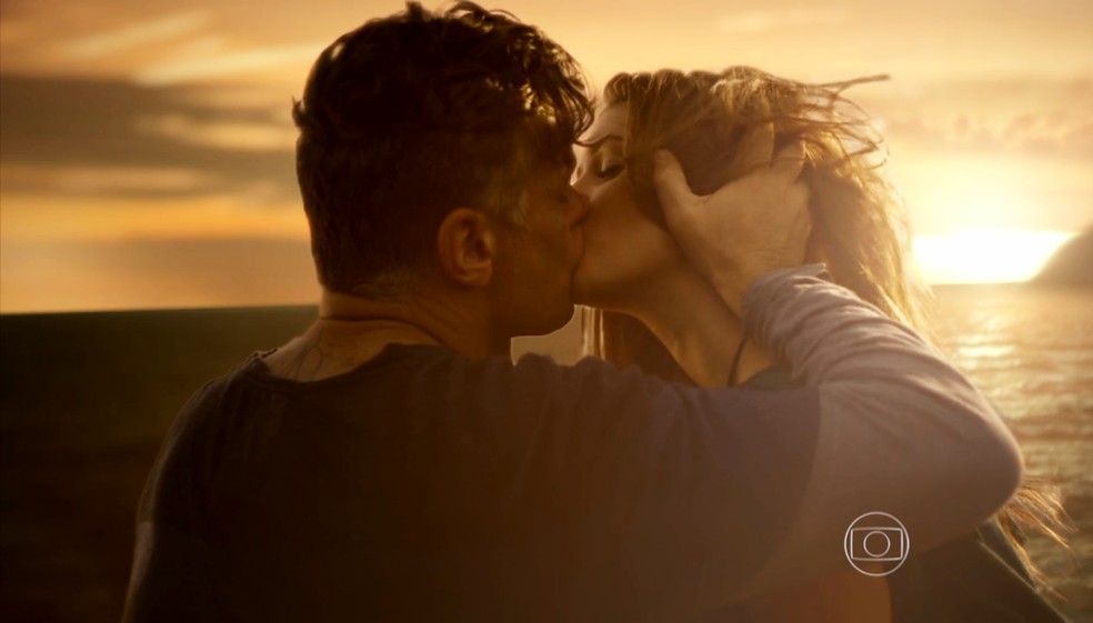 Eliza e Arthur se beijam na novela Totalmente Demais - Foto: Reprodução