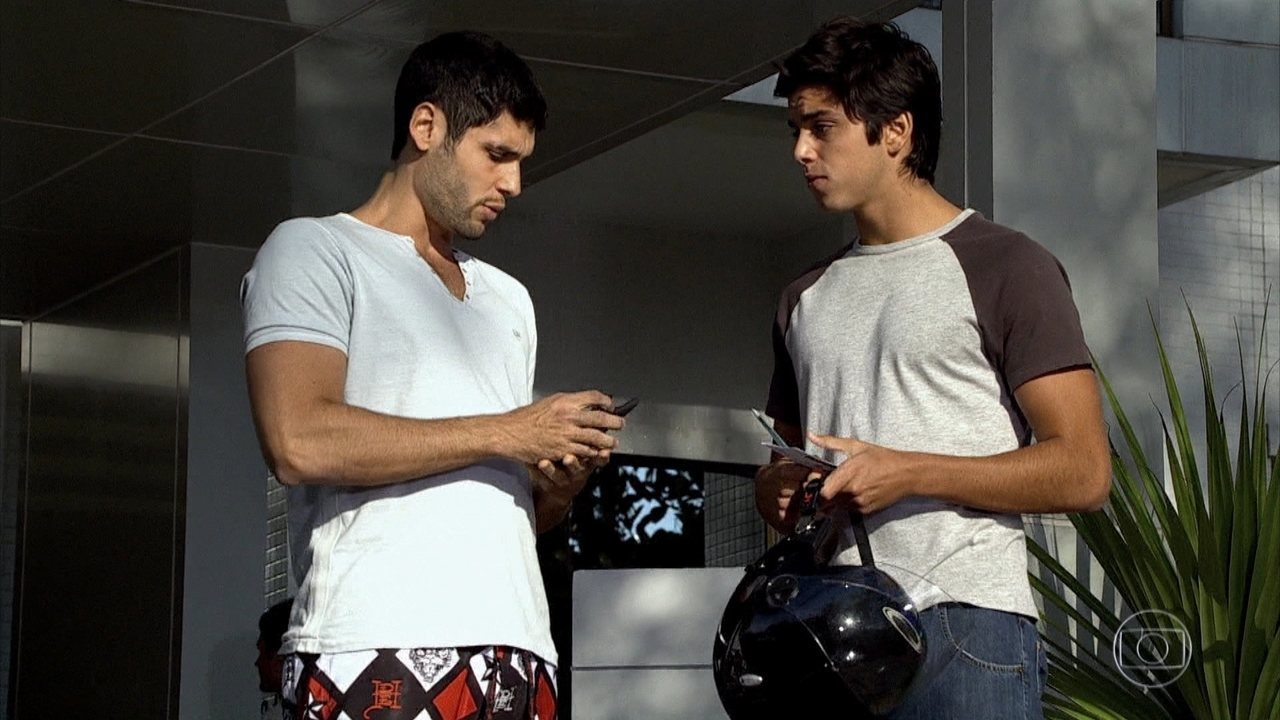 Wallace e Leandro em cena da novela Fina Estampa - Foto: Reprodução