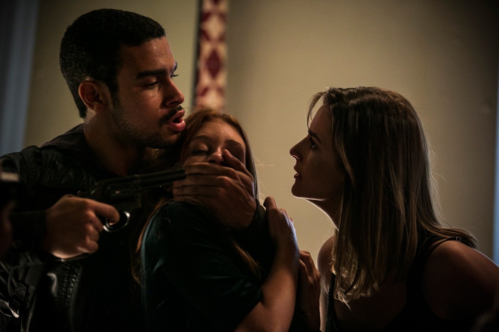 Sofia manda Jacaré matar Eliza em Totalmente Demais — Foto: Raphael Dias / Gshow