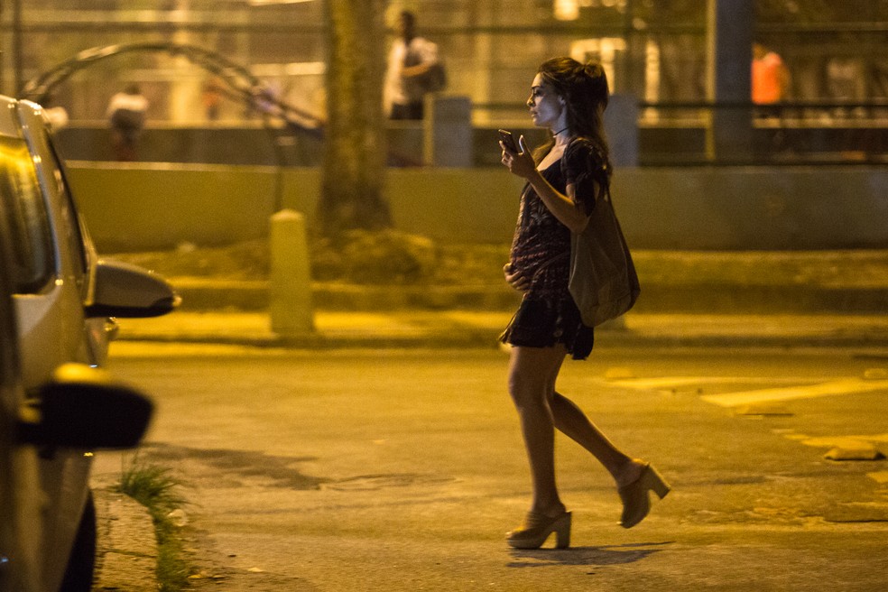 Bibi sai de casa com barriga falsa em A Força do Querer - Foto: Reprodução