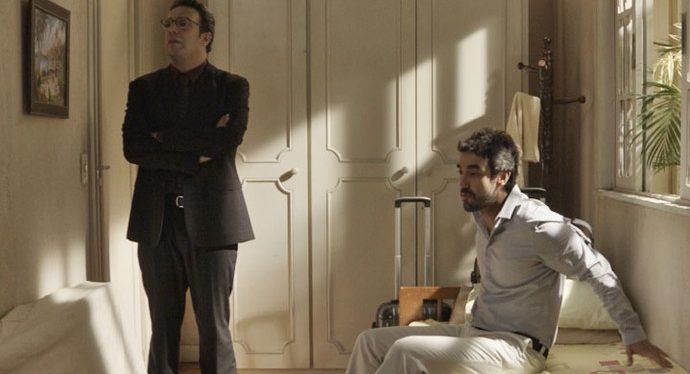 Agilson e Leozinho descobrem que vão dividir um quarto na novela Haja Coração (Foto: Reprodução/ TV Globo)