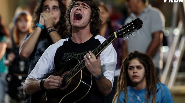 Pedro faz cantoria na novela Malhação - Foto: Divulgação