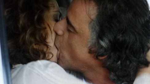 Marcos surpreende Dora com um beijo em A Vida da Gente (Foto: Reprodução)