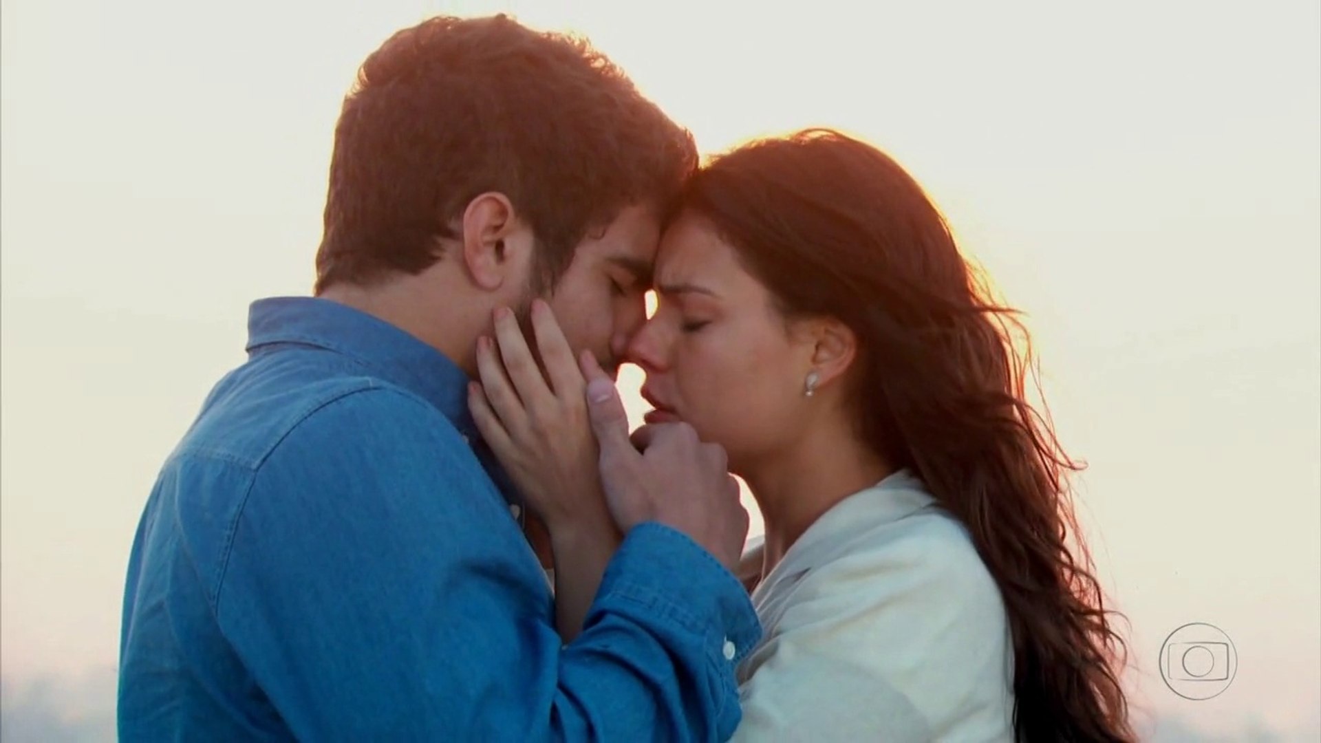 Marcela e Edgar aos beijos em Ti Ti Ti - Foto: Reprodução