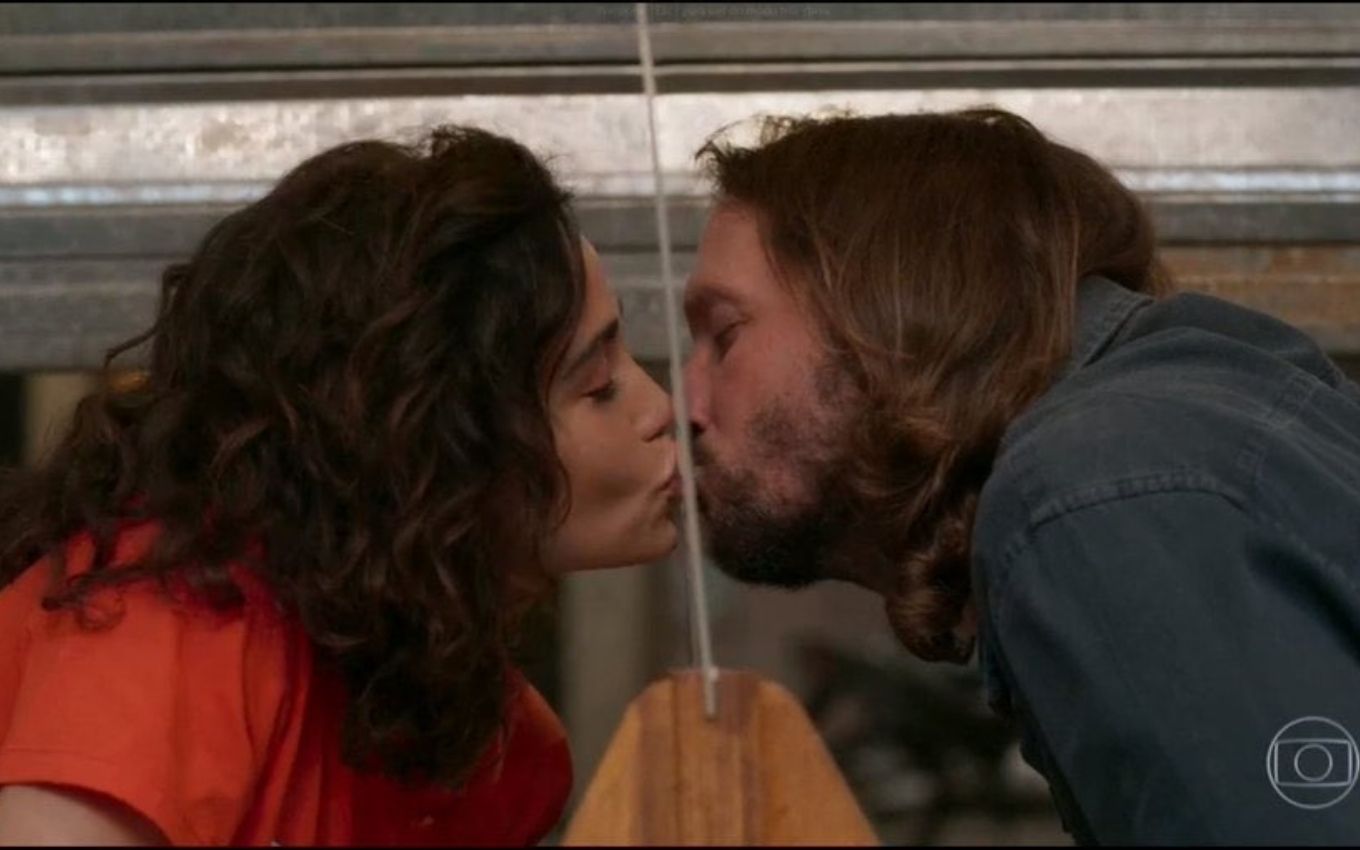 Beijo em Amor de Mãe, da Globo, acabou virando piada - Foto: Reprodução
