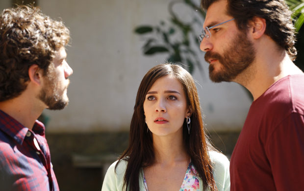 Em A Vida da Gente, Rodrigo e Lúcio discutirão e Manuela presenciará barraco (Foto: Reprodução)
