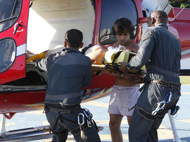 Em Ti Ti Ti, Armandinho e Desirée são resgatados por helicóptero (Foto: Reprodução)