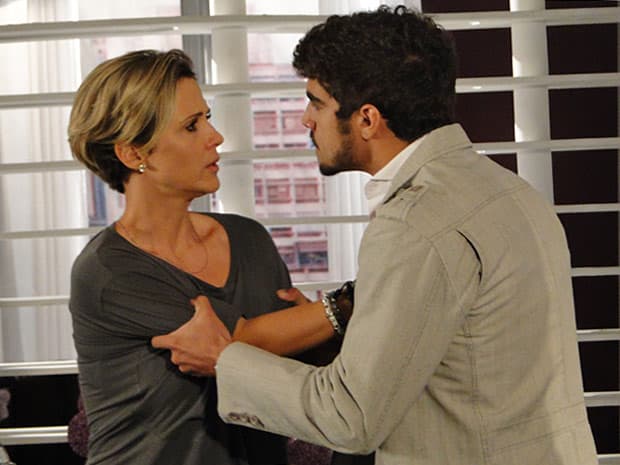 Em Ti Ti Ti, Edgar descobre armação de Luísa para acabar com o seu namoro com Marcelo (Foto: Reprodução)