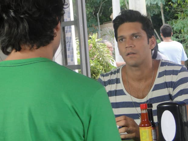 Julinho e Thales conversam em Ti Ti Ti - Foto: Reprodução