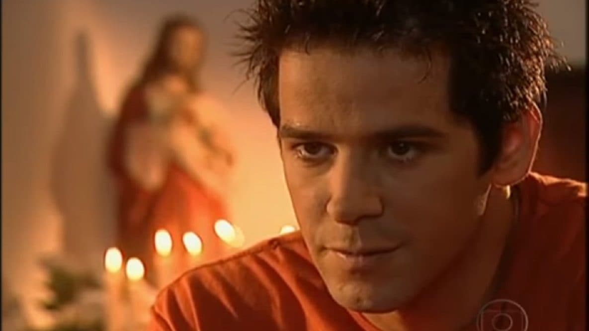 Léo, personagem de Murilo Benício, com semblante de mistério em cena de O Clone