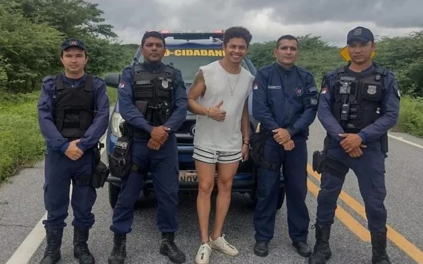 Silvero Pereira posta foto ao lado de policiais após acidente